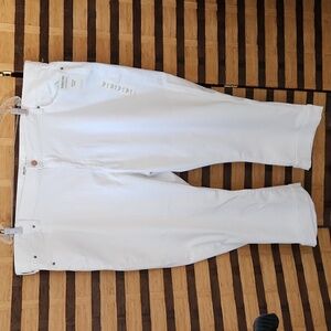 - NWT! Levi's stretch capri jeans